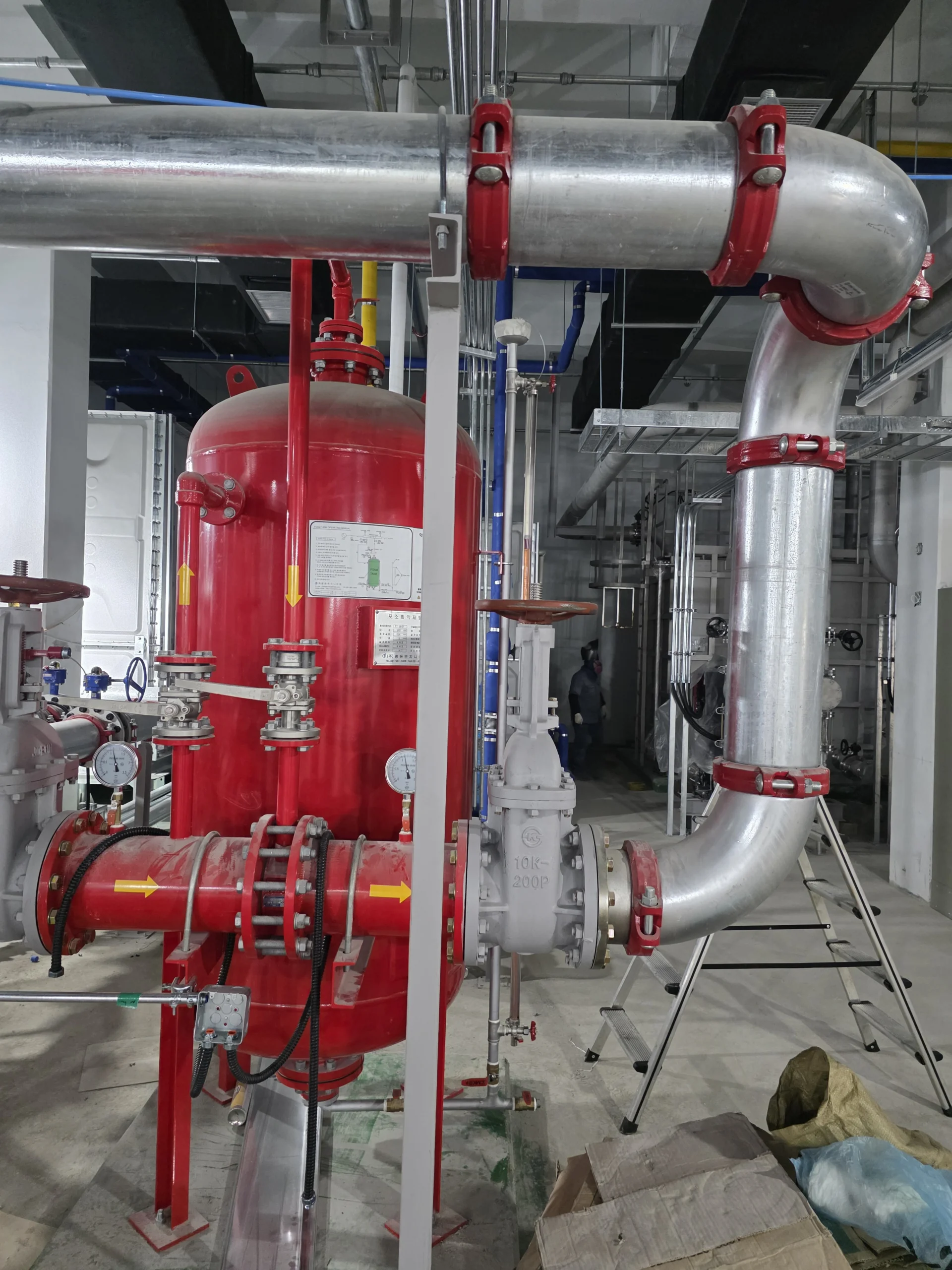탱크실 내 포소화전 연결 배관과 계단