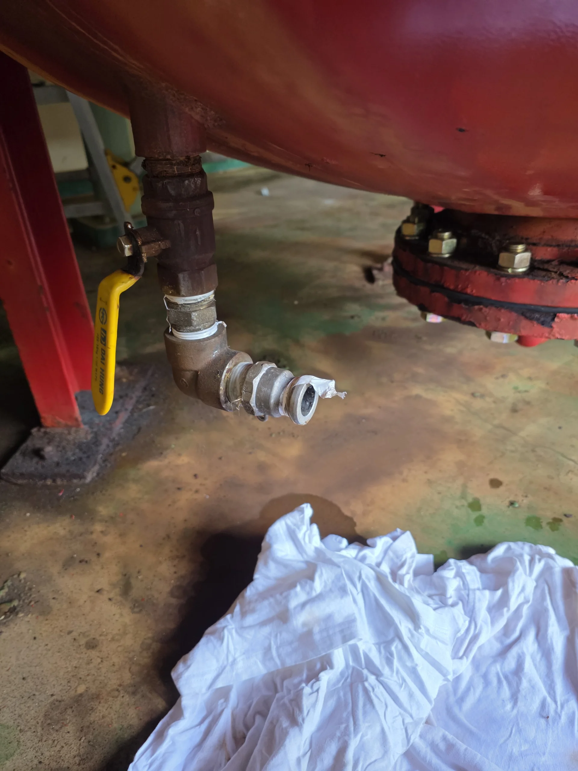 설비 부식 상태 클로즈업 - 포소화설비 개보수 진단 참고 이미지